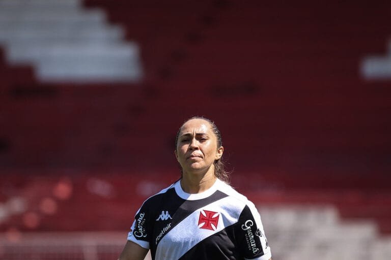 Uma jogadora de futebol vestindo uma camisa do Vasco da Gama pela Copa Rio.