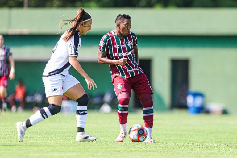 Jogadora do Fluminense e Vasco disputando a bola na Copa Rio