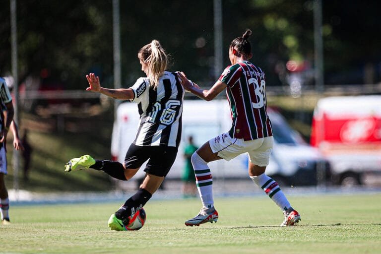 Disputa de bola entre uma jogadora do Fluminense e uma do Botafogo na Copa Rio