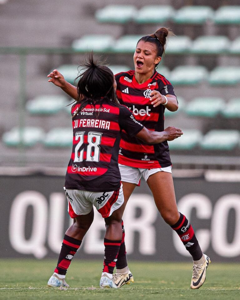 Duas jogadoras flamenguistas comemorando na supercopa