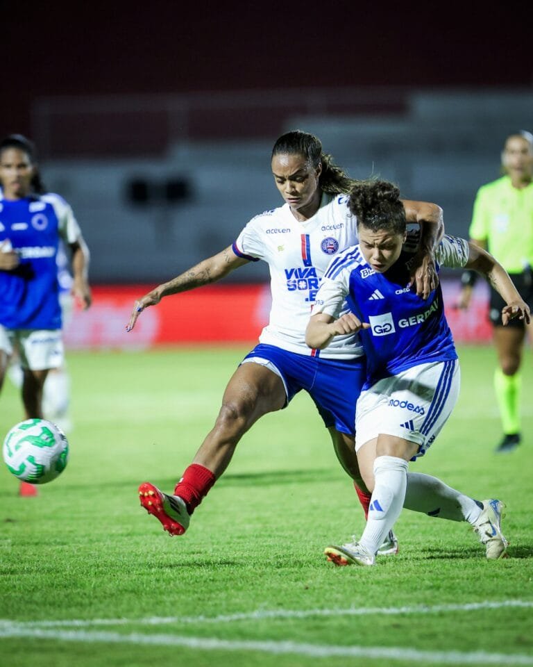 Duas jogadoras de futebol competindo pela bola na Supercopa Feminina