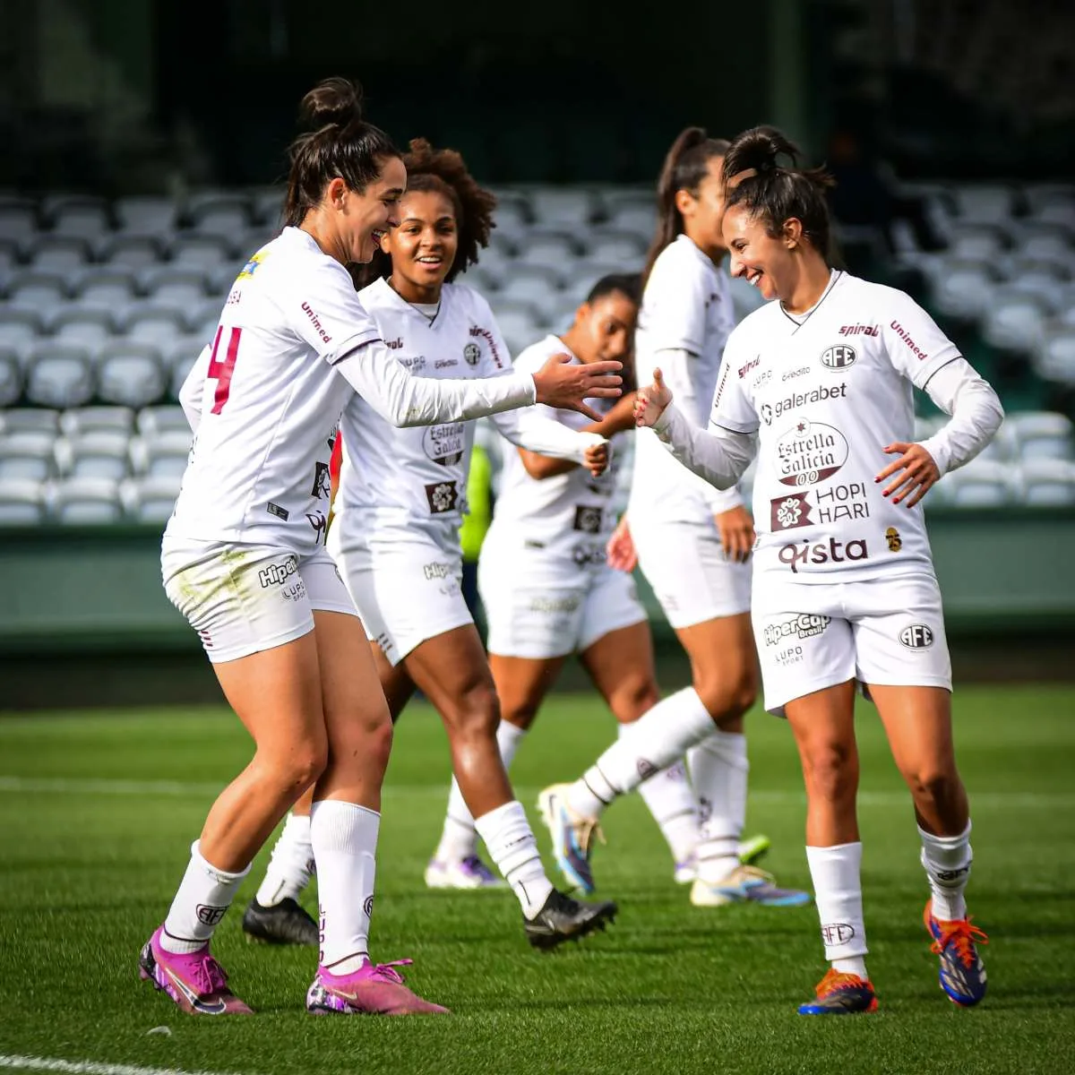 Ferroviária em campo