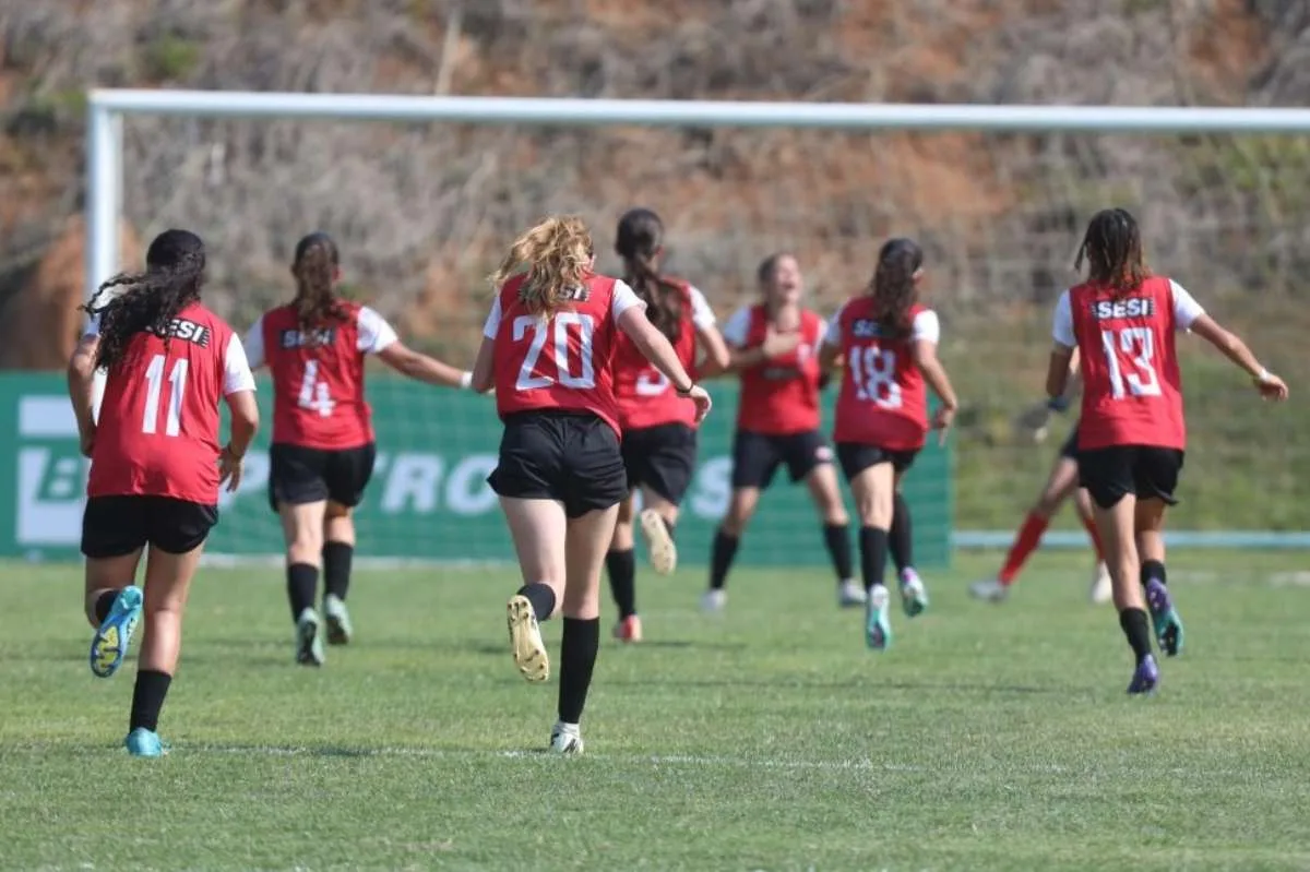 Atletas do Sesi futebol feminino em campo 