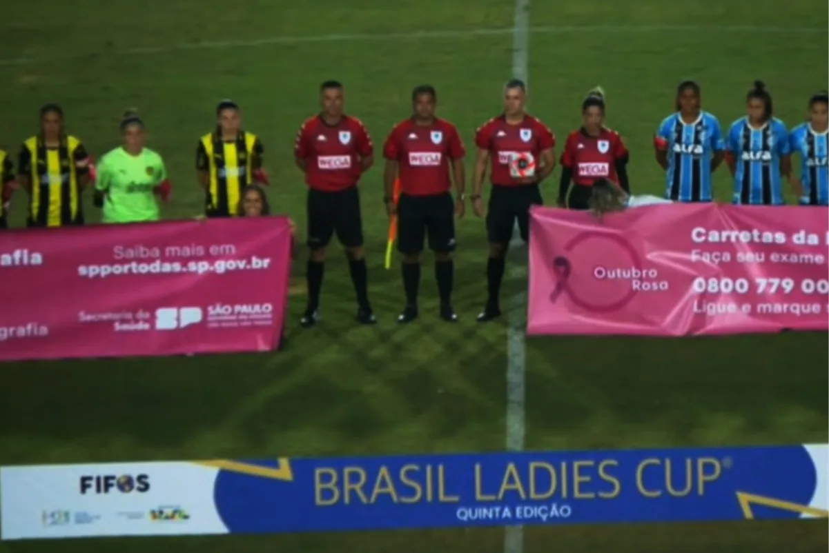 Jogadoras da Brasil Ladies Cup vestem a causa do Outubro Rosa com lenços solidários